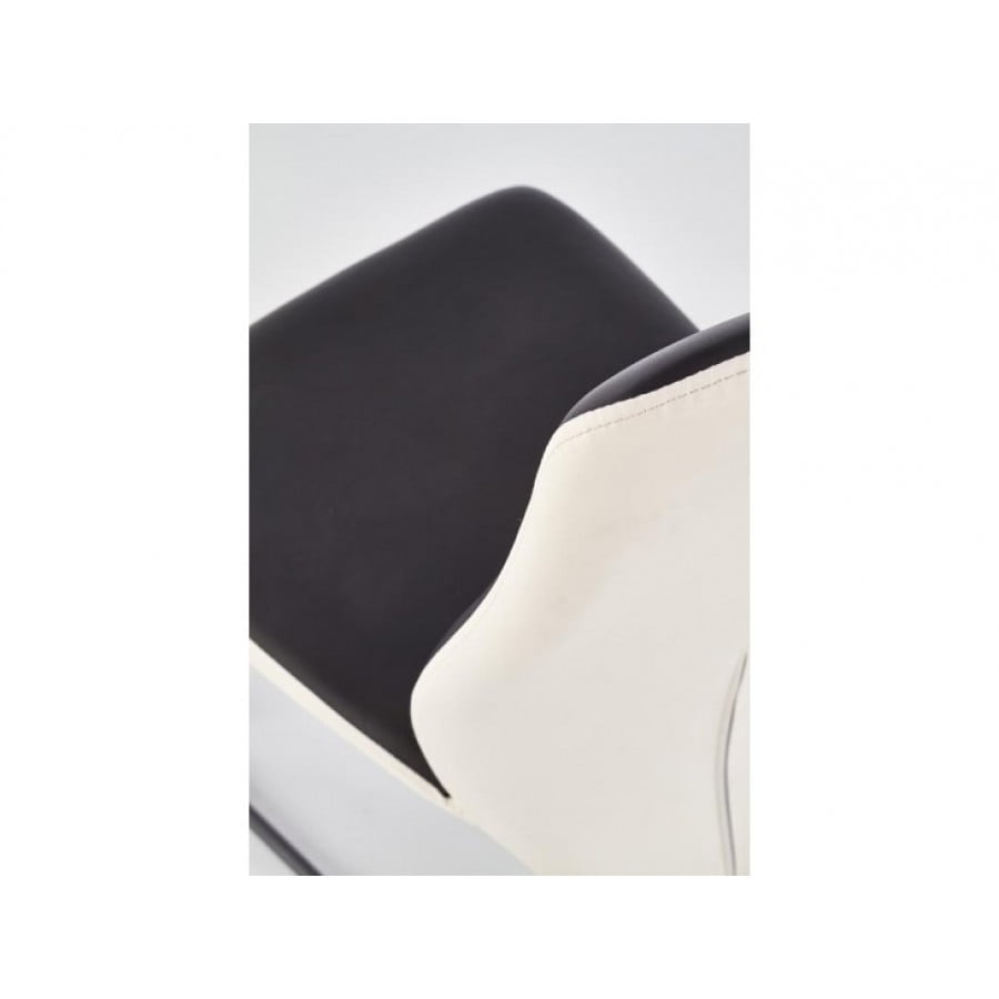 Kuhinjski stol FELICIA2 je sodoben stol iz kvalitetnih materialov. Ogrodje je iz barvane kovine, oblazinjenje pa iz umetnega usnja črno-bele barve. Dimenzije: