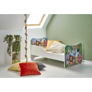 Postelja DŽUNGLA je postelja primerna za otroško sobo. Postelja ima mehke PVC robove. Izdelana v EU. Dimenzije : - 145x76x70x61 cm Letveno dno je vključeno