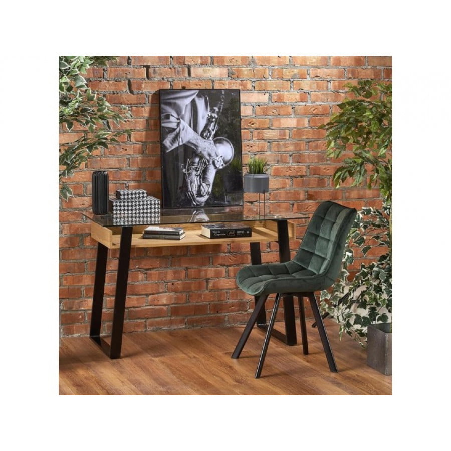 Pisalna miza GINGER je primerna za pisarniške sobe ali kot dodatek v vsak prostor. Narejena je iz kovine in MDF. Delovna površina pa je steklena. Pod samo