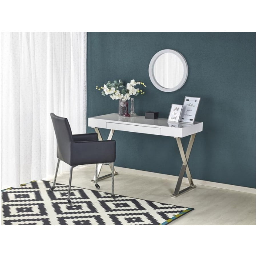 Pisalna miza LEXI je primerna za pisarniške sobe ali kot dodatek v vsak prostor. Narejena je iz kovine in MDF. Dobavljiva je v barvi kot je na sliki.