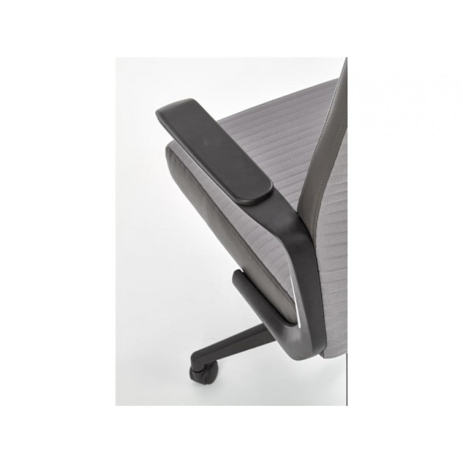 Pisarniški stol ZOO je vrtljiv in nastavljiv po višini s pomočjo tilt mehanizma. Napravljen je iz tkanine v kombinaciji z umetnim usnejm v sivi barvi .