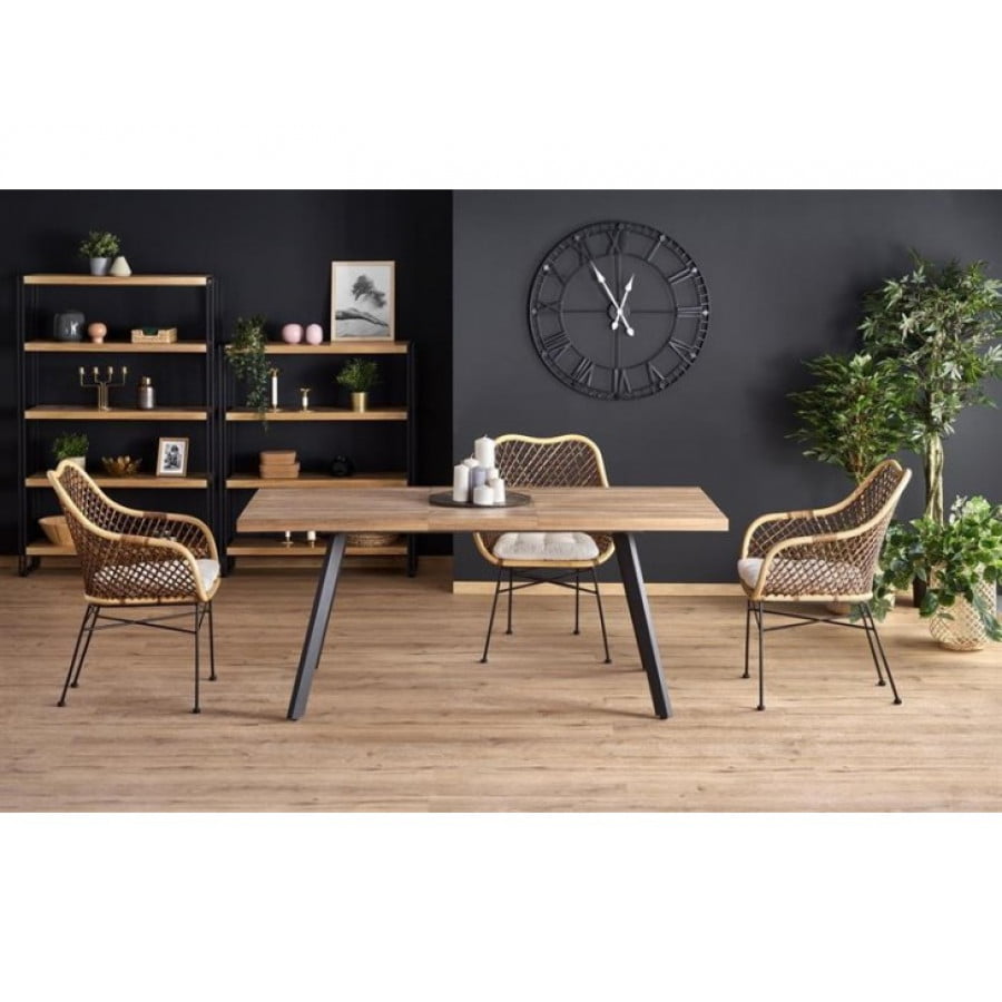 Raztegljiva jedilna miza BELINI je narejena po najnovejših smernicah pohištvenega dizajna. Združuje toplino lesa s črno barvo. Narejena je iz kvalitetnih