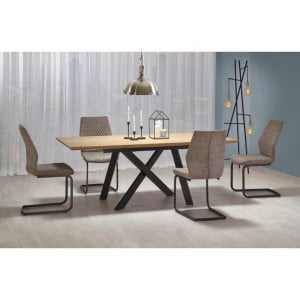 Raztegljiva jedilna miza CAPITO je kvalitetna in stabilna miza sodobnih oblik. Kombinira ljubezen do lesa in moč kovine. V raztegnjeni poziciji lahko za mizo