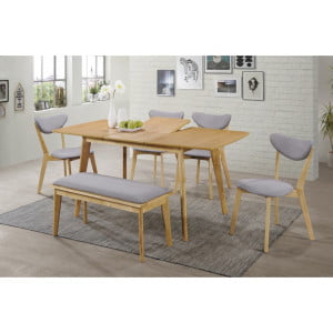 Raztegljiva miza HONEY vas bo navdušila v svojem skavdinavskem slogu. Mizna plošča je narejena iz MDF-a in furnirja, podnožje pe je leseno.