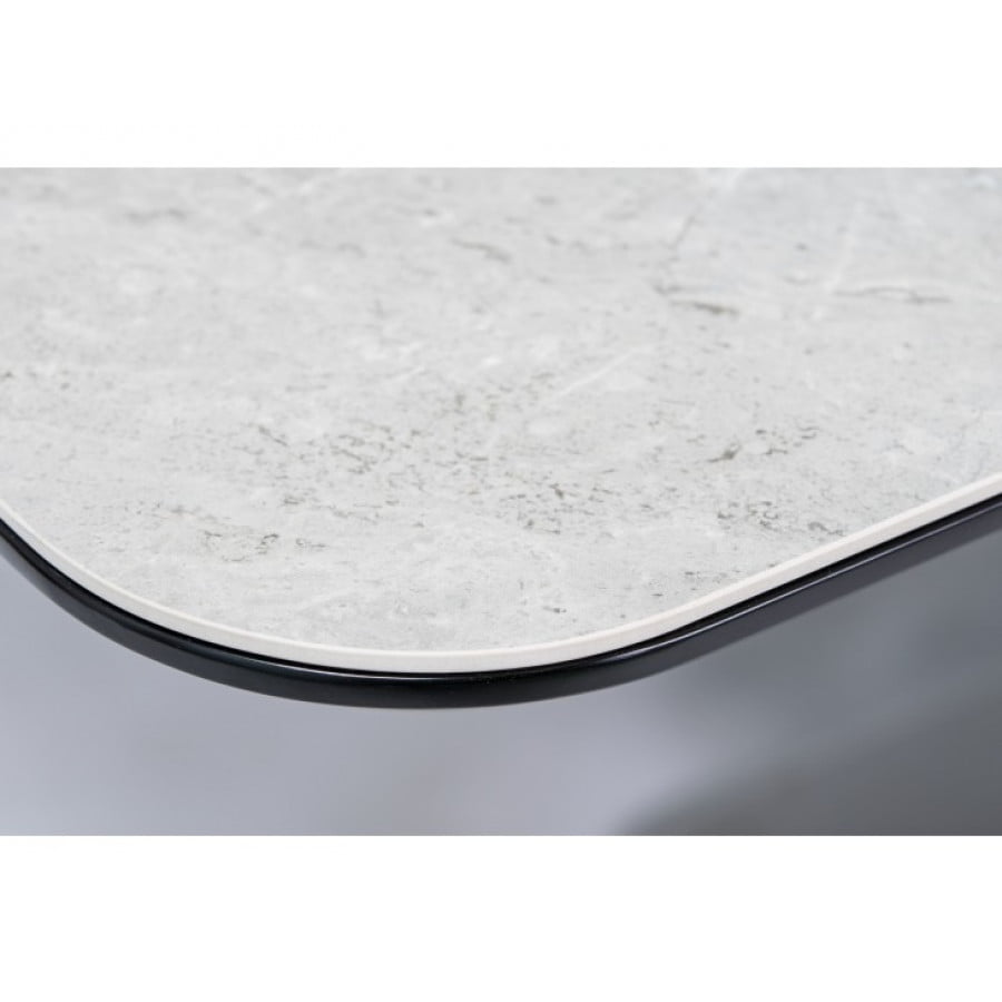 Moderna miza PAL. Dobavljiva je v črni barvi. Mizna plošča je narejena iz kaljenega stekla in keramike z teksturo marmorja. Podnožje mizne plošče je