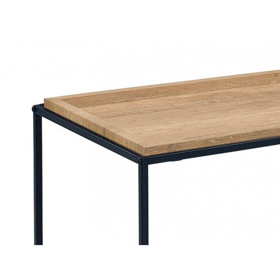 Klubska mizica SENIDA 1 je narejena iz laminirane plošče, ki je obložena s furnirjem ima imitacijo hrastovege lesa. Črna kovinska konstrukcija okvirja je