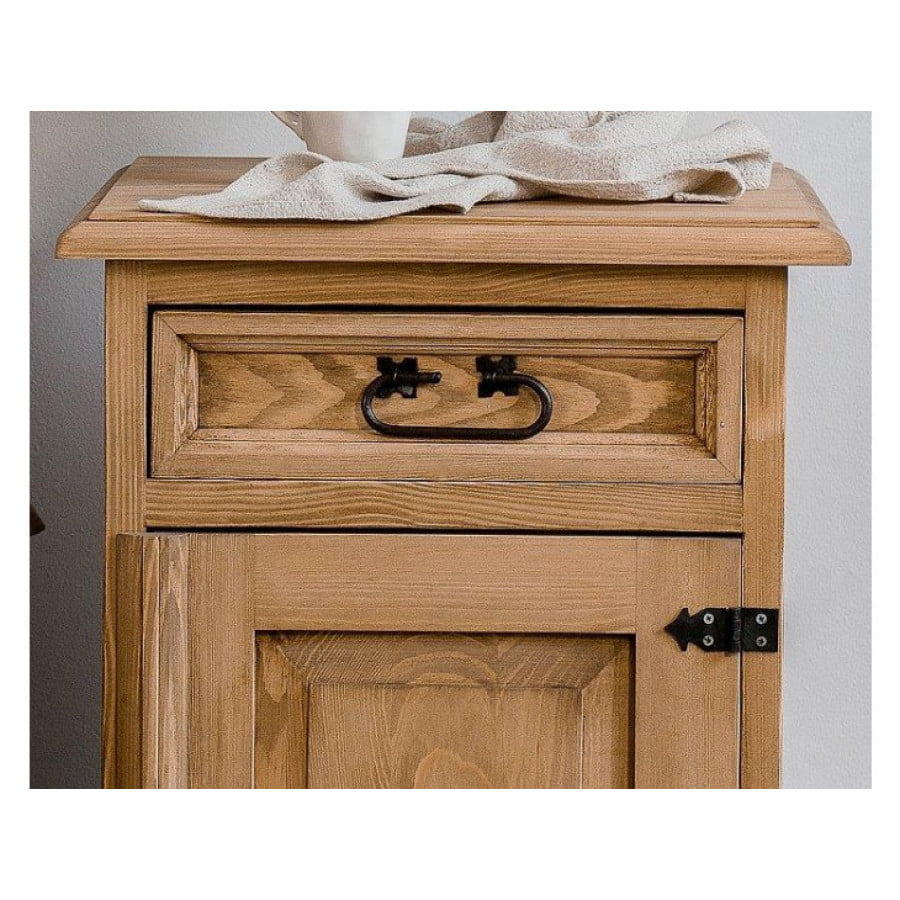 Nočna omarica POP leva je narejena iz kvalitetnega borovega lesa v medeno rjavi barvi. Ta omarica ustreza levi postavitvi. Material: - Borov les Barva: -