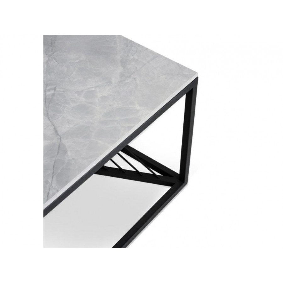 Klubska mizica ABASKA vas bo navdušila. Narejena je iz kovine. Mizna plošča je imitacija sivega marmorja. Barva: - Ogrodje: črna - Steklo: sivi marmorni