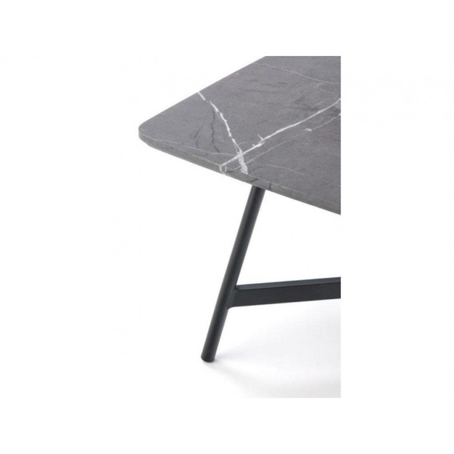 Klubska mizica JUVA vas bo navdušila. Narejena je iz kovine in laminirane mizne plošče. Vašemu prostoru bo prinesla eleganco s svojo barvo in obliko.