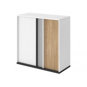 Nizka dvokrilna omarica MELI je modernega videza. Primerna je za vsak prostor, saj ima brezčasen dizajn. Material: - Laminirana plošča - Ročaj iz lesa -