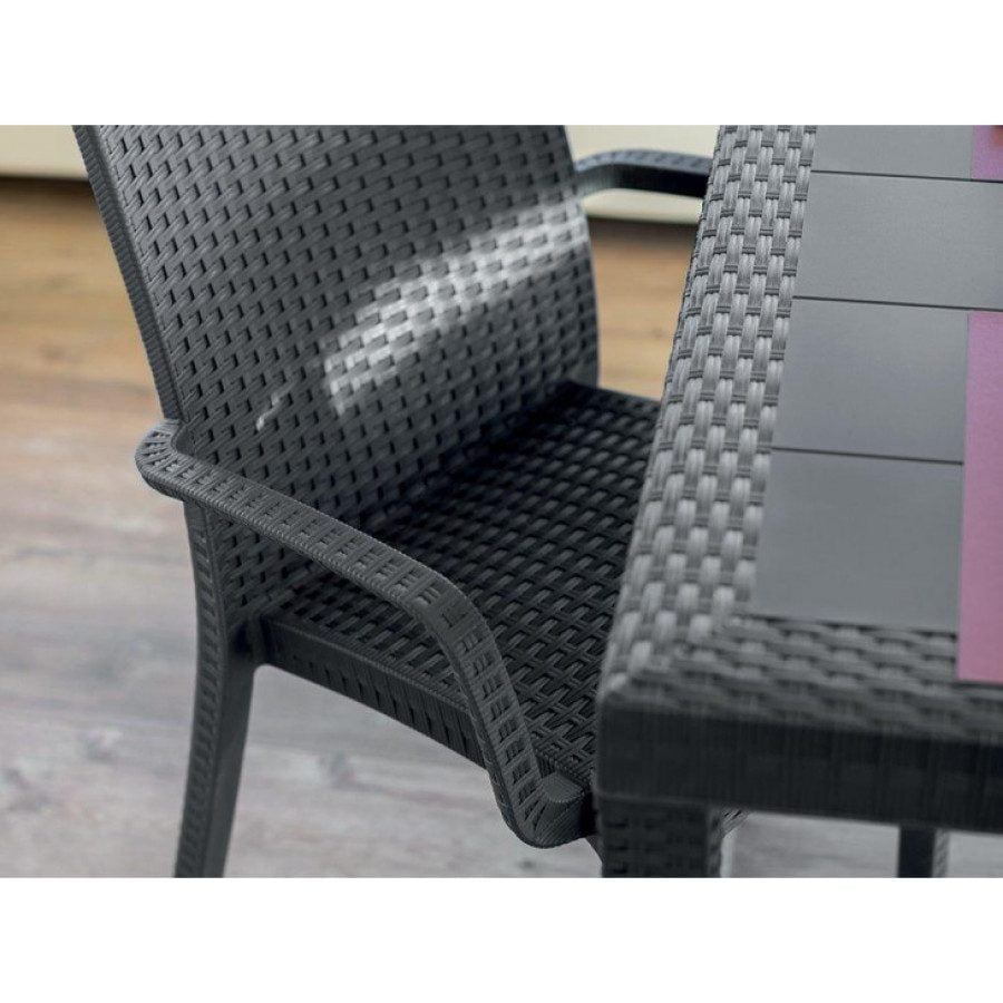 Vrtni stol DIANAS z rokonasloni je idealen za zunanjo in notranjo uporabo. Dobavljiv v antracit barvi. Dimenzije: - 86 x 57 x 59 cm Barva: - antracit Material: