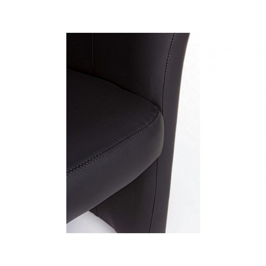 Fotelj RITA črna ima strukturo iz borovega lesa ter vezane plošče, oblečene v umetno usnje. V ceno je vštet fotelj ter tabure. Material: - Borov les -