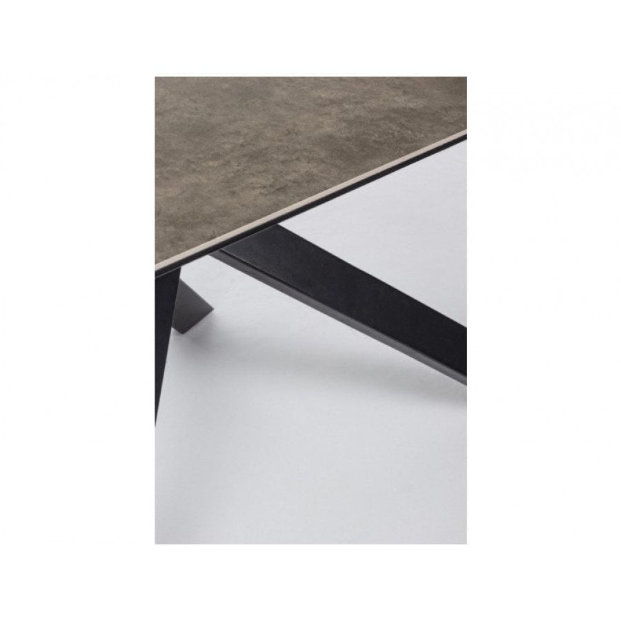 Jedilna miza MESSIER je dobavljiva v črno-rjavi kombinacji. Sestavljajo jo jeklene noge in mizna plošča iz kaljenega stekla (8mm). Vrh je prekrit s keramiko