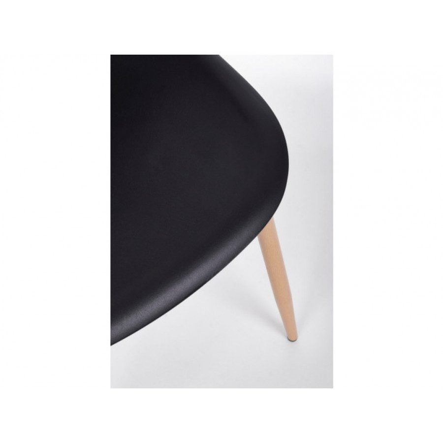 Jedilni stol MANDY je dobavljiv v črni barvi, kovinske noge v barvi lesa. Sedalni del iz polipropiena. Dimenzije: širina: 53cm globina: 46cm višina: 82cm