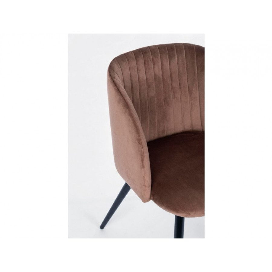 Jedilni stol QUEEN rjava ima noge iz črne kovine, sedalni del je iz poliuretanske pene ki je oblečena z žamet (100% poliester). Material: - Kovina - Pena -