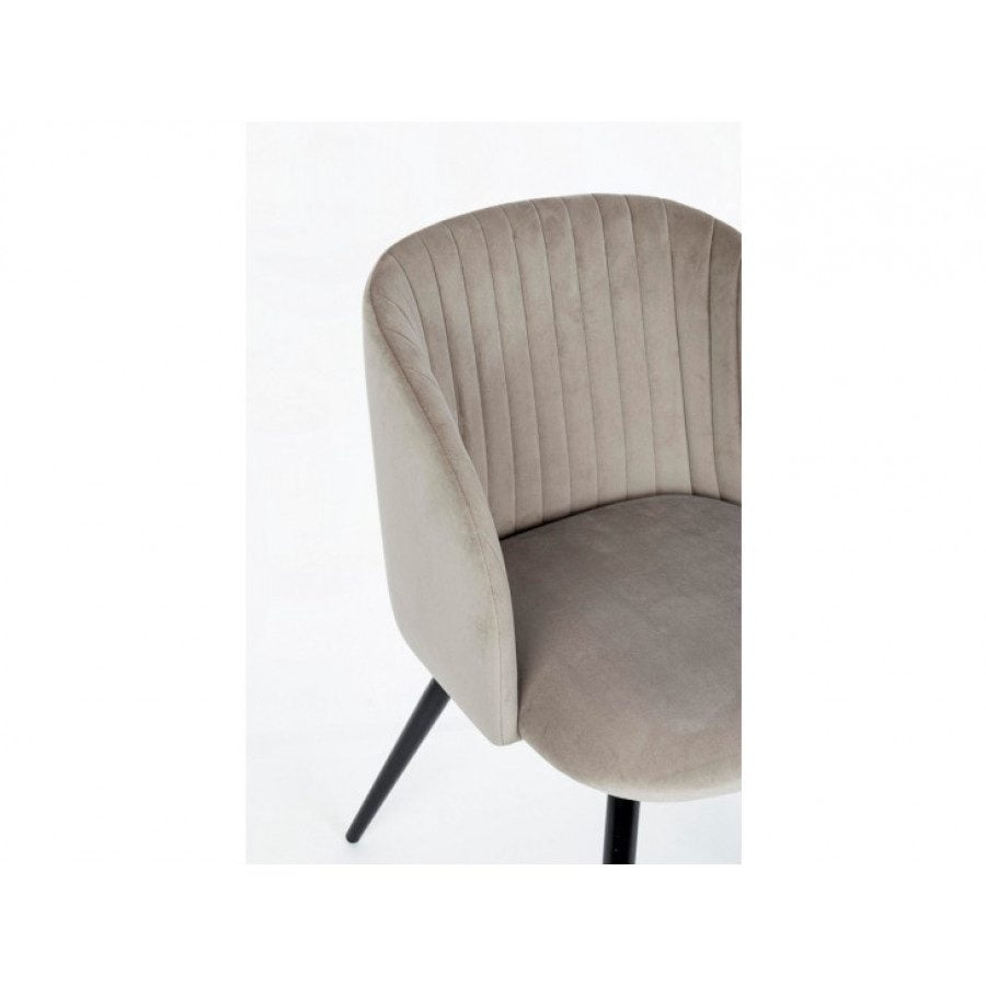Jedilni stol QUEEN taupe ima noge iz črne kovine, sedalni del je iz poliuretanske pene ki je oblečena z žamet (100% poliester). Material: - Kovina - Pena -