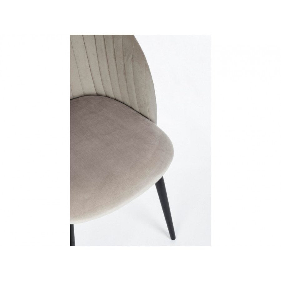 Jedilni stol QUEEN taupe ima noge iz črne kovine, sedalni del je iz poliuretanske pene ki je oblečena z žamet (100% poliester). Material: - Kovina - Pena -