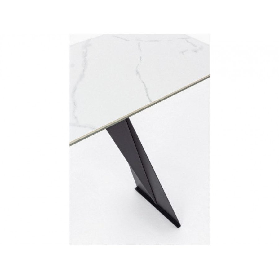 Konzola BLAZAR je sestavljana iz jeklenih prašno barvanih nog in mizne plošče iz kaljenega stekla (6mm). Vrh plošče je keramičen (5mm). Dimenzije: