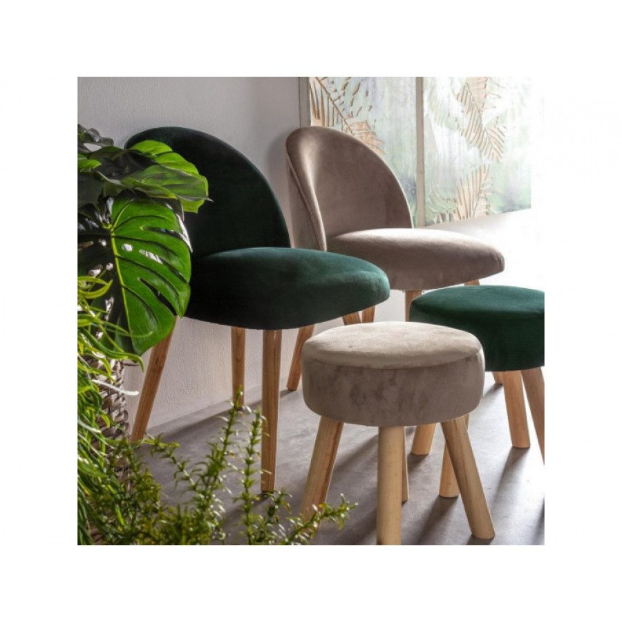 Jedilni stol ADELINE taupe ima okvir iz borovega lesa in MDF-ja, noge so iz hrastovega lesa. Prevleka je iz poliestra z učinkom žameta. Material: - Borov les