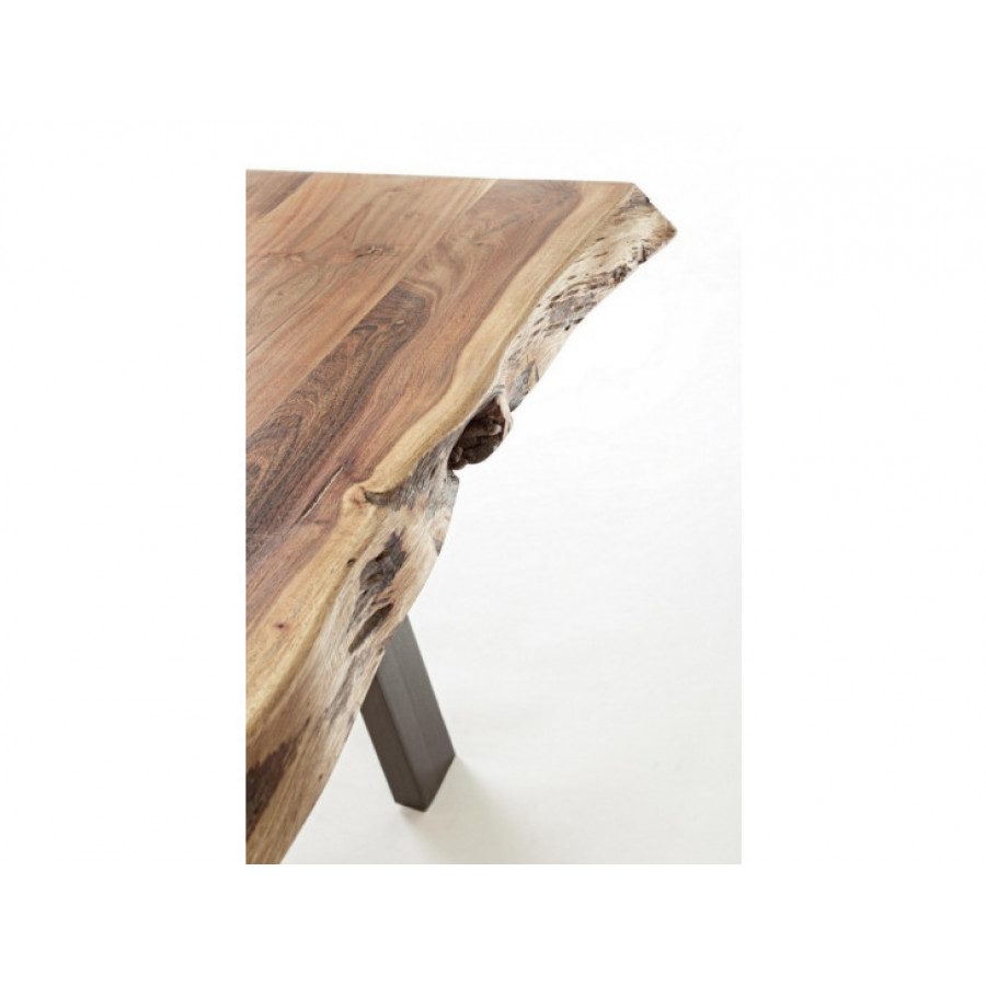 Klubska mizica ARON 115X65 ima jeklene noge in vrh iz lesa ki ima nepravilne robe (učinek živega lesa). Ker je les obdelan ročno, so oblike in velikosti, ki