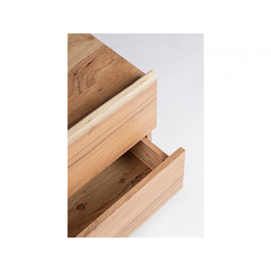 Nočna omarica 2C ARON je narejena iz lesa in ima nepravilne robe (učinek živega lesa). Ker se les obdeluje ročno, so oblike in velikosti, ki jih tvori les,
