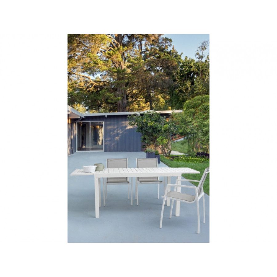 Vrtna raztegljiva miza HILDE 140-210X77 LD30 bela je narejena iz aluminija, prašno barvana. Material: - Aluminij Barva: - Bela Dimenzije: širina: 140/210cm