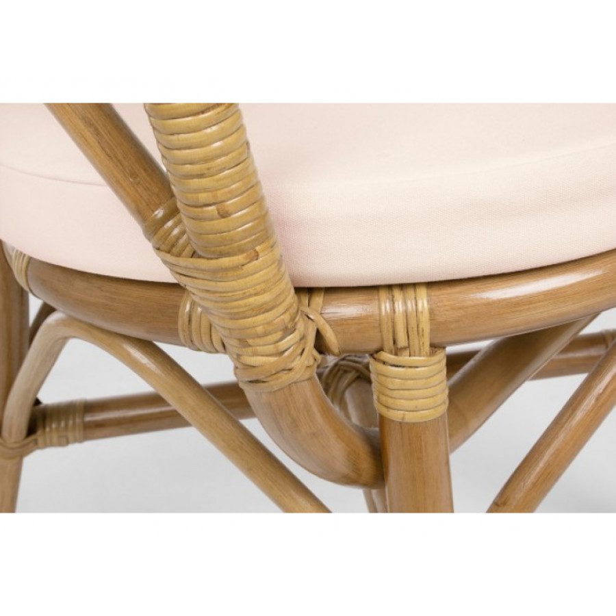 Vrtna stolica ATHINA NEW je narejena iz ratana. Blazine je iz poliestra s snemljivo prevleko. Priporočljivo je da se ne izpostavlja neposredno na sonce ali