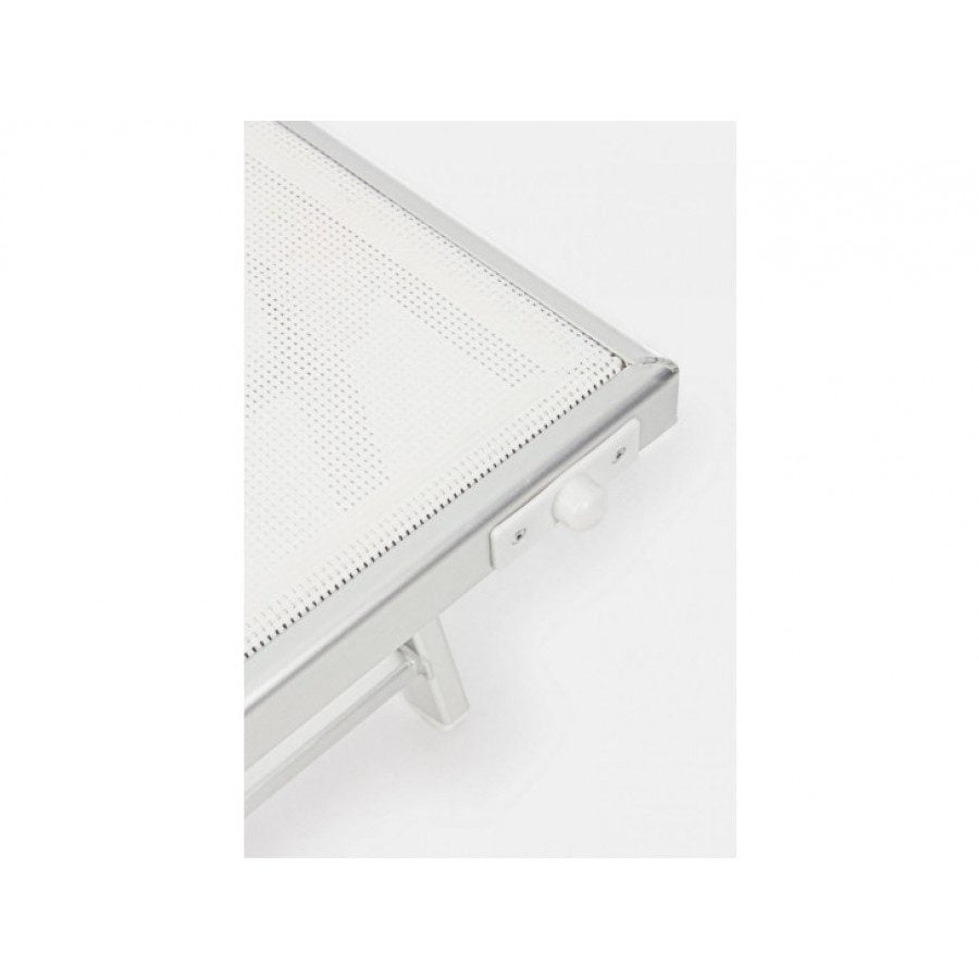 Vrtni ležalnik CROSS C-TETT TEXT bela ima strukturo iz aluminija in čez tekstilno tkanino. Je zložljiv in hrbtni del lahko regulirate na dva položaja.