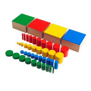 4 barvne škatle, v vsaki škatli 10 valjev. Oblika valjev sovpada z obliko materiala: Klade z valji. Barvni valji otrokom pomagajo pri učenju oz. pri