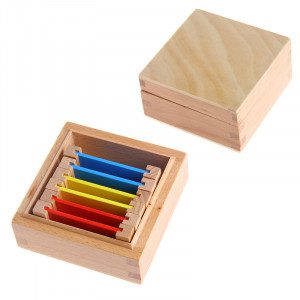 Lesen zabojček vsebuje 3 komplete barvnih tablic (rdeča, modra in rumena). Barvne tablice imajo ob straneh odebeljen lesen rob, katerega primete, ko otroku