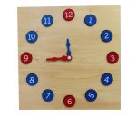 Ta prosto stoječa ura z gibljivimi rokami vsebuje številke, ki se lahko odstranijo iz utorov. Številke 1,3,6,9,12 so v rdeči barvi in ostale v modri barvi