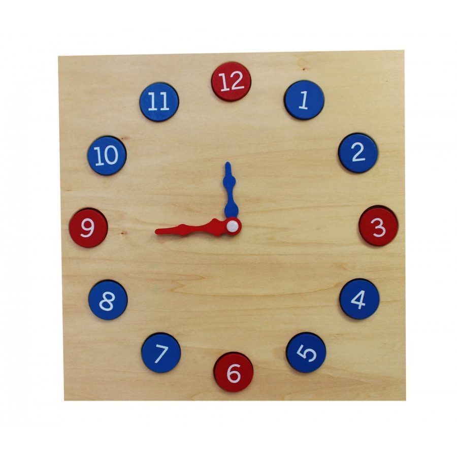 Ta prosto stoječa ura z gibljivimi rokami vsebuje številke, ki se lahko odstranijo iz utorov. Številke 1,3,6,9,12 so v rdeči barvi in ostale v modri barvi