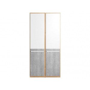 Garderobna omara IRE 2 je dvovratna omara s palico ter policami. Univerzalna kombinacija barv, z uporabo lepote bele in lesenega dekorja, naredi kos pohištva