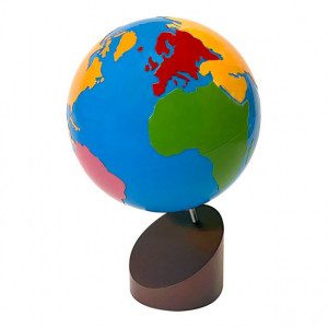 Globus je zasnovan tako, da lahko otroška rokica zatipa gladko površino za morja oz. oceane in grobo za dele sveta oz. kopno. Pri posebni predstavitvi otroku