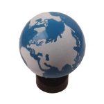 Globus je zasnovan tako, da lahko otroška rokica zatipa gladko površino za morja oz. oceane in grobo za dele sveta oz. kopno. Pri posebni predstavitvi otroku