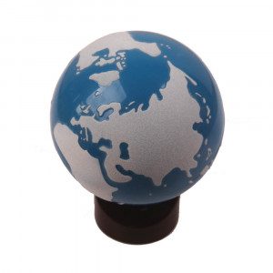 Globus je zasnovan tako, da lahko otroška rokica zatipa gladko površino za morja oz. oceane in grobo za dele sveta oz. kopno. Pri posebni predstavitvi otroku