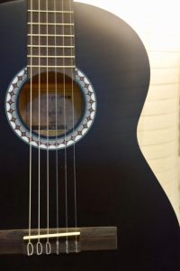 Kitarski set: koncertna kitara 3/4 s torbo, uglaševalcem in drsalicami GEWApure - Klasična kitara GEWAPURE, v velikosti 3/4. Izredno lep in poln zvok.