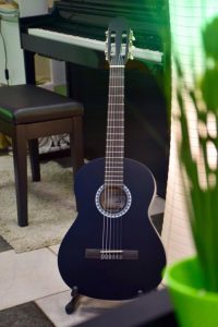 Kitarski set: koncertna kitara 3/4 s torbo, uglaševalcem in drsalicami GEWApure - Klasična kitara GEWAPURE, v velikosti 3/4. Izredno lep in poln zvok.