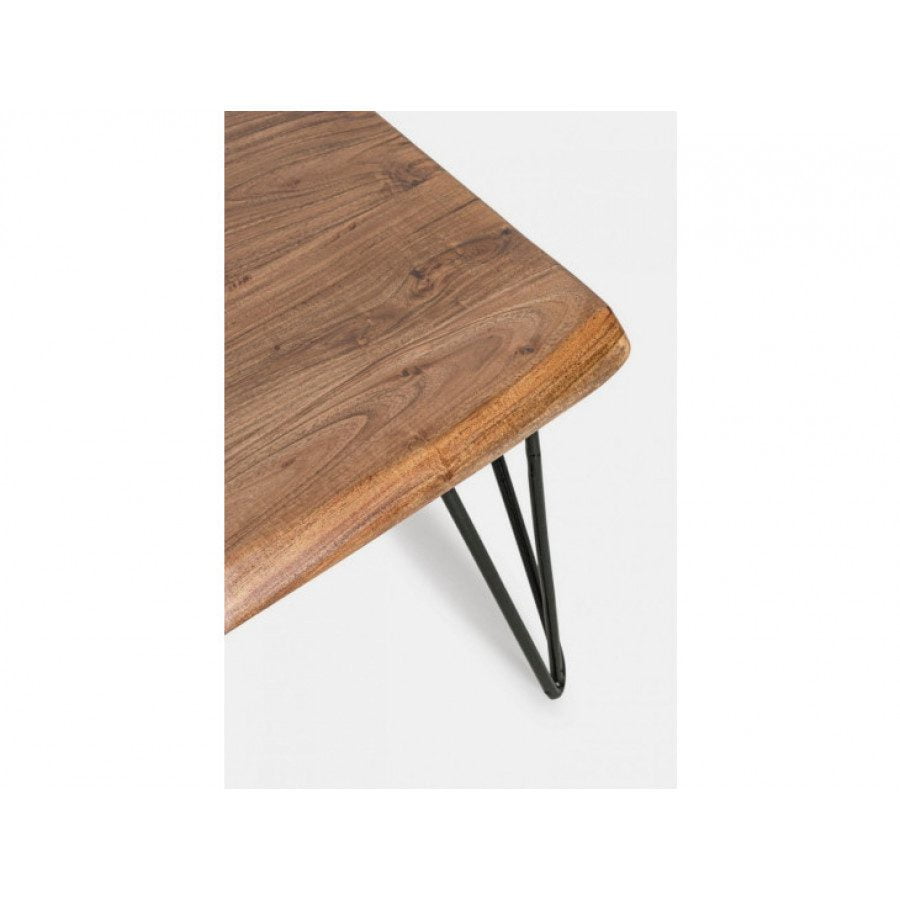 Klubska mizica BARROW 120X80 ima jeklene noge in top iz lesa. Ima zaščitni akrilni zaključek. Ker je les ročno oblikovan lahko pride do različnih oblik in