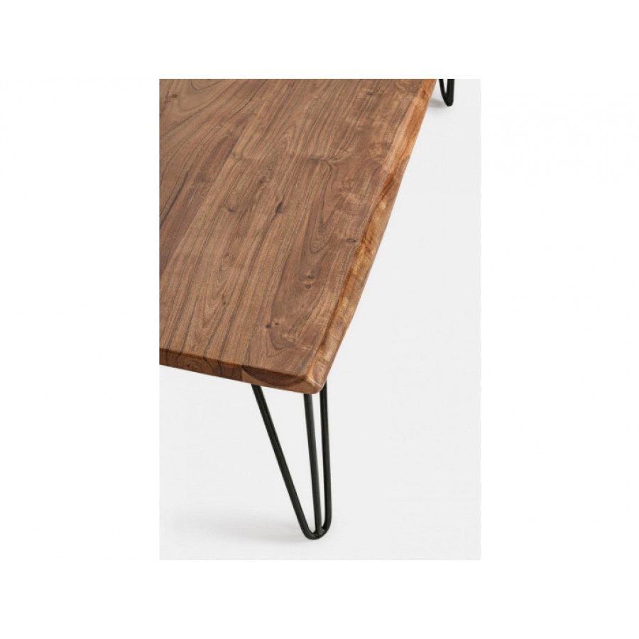 Klubska mizica BARROW 120X80 ima jeklene noge in top iz lesa. Ima zaščitni akrilni zaključek. Ker je les ročno oblikovan lahko pride do različnih oblik in