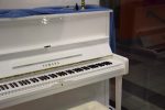 Pianino YAMAHA U1 - Vrhunski model pianina YAMAHA U1 (obnovljeni) v beli lakirani barvi. Višina 121 cm, beli visoki sijaj. Brezplačno ob nakupu prejmete: