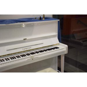 Pianino YAMAHA U1 - Vrhunski model pianina YAMAHA U1 (obnovljeni) v beli lakirani barvi. Višina 121 cm, beli visoki sijaj. Brezplačno ob nakupu prejmete: