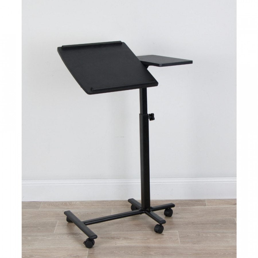 Pisalna miza z nastavljivo višino namizja, na voljo v črni barvi. Miza je opremljena s petimi kolesci za lažje premikanje, montiranimi na široko podnožje