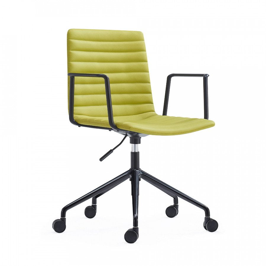 Preprost pisarniški stol, pokrit s trpežnIm umetnim usnjem v zeleni barvi. Stol je vrtljiv in nastavljiv po višini, črni aluminijasti rokonasloni so