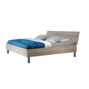 Udobna postelja v naravni barvi hrasta. Narejena je za vzmetnice velikosti 200x180 cm. Opremljena je z visoko vzglavno končnico, prav tako v barvi hrasta.