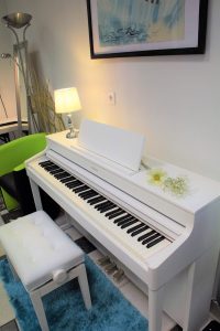 ROLAND električni klavir HP 702 WH - Roland električni klavir HP 702 odlikujejo sledeče lastnosti: Pristen akustični ton iz Rolandove tehnologije