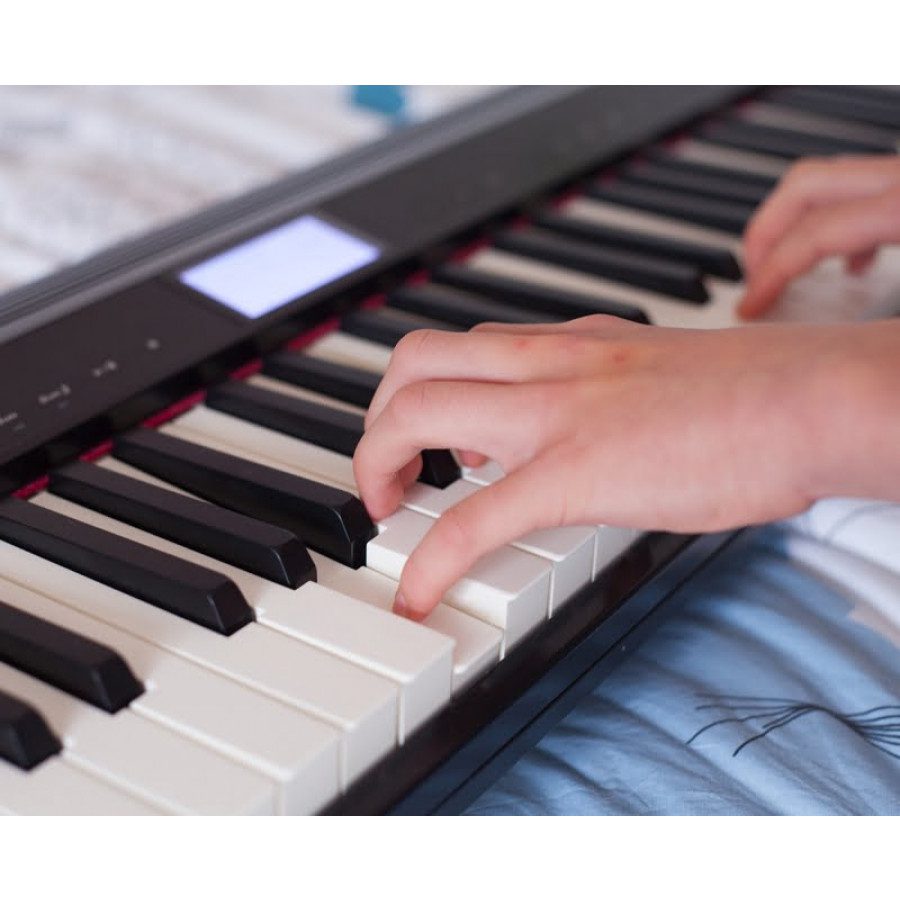 ROLAND GO:PIANO61 - Imeniten prenosni klavir s pravimi klavirskimi tipkami in Ivory touch otipom tipk. Vsebuje: