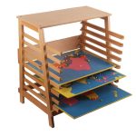 Lesen stojalo vsebuje prostor za 10 posameznih sestavljank. Kabinet ima tudi prostor za kontrolne karte, ki so lahko v spodnjem delu kabineta. V kabinet lahko