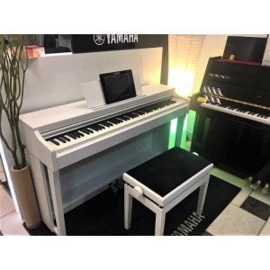 Stol klavirski FLIGH z dvižnim mehanizmom - beli - FLIGHT FWHM-3, klavirska klop za nastavljivo višino.Ogrodje v beli mat barvi. Lastnosti: Okvir in noge iz