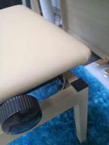 Stol klavirski ROLAND BNC 05 LA - Klavirski stol z dvižnim mehanizmom v barvi svetlega hrasta. Noge in ogrodje - barvana kovina, sedalo - videz umetnega